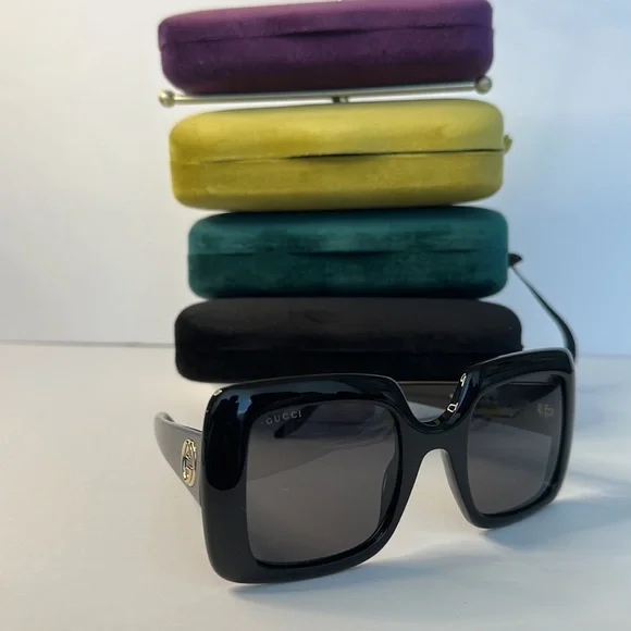 New GUCCI Grey Rectangular Ladies Sunglasses
GG0896S 001 52 Gucci Grey Rectangular Ladies Sunglasses GG0896S 001 52  main image 4